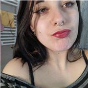 Persona dispuesta a dar repaso a niños durante primaria con paciencia.